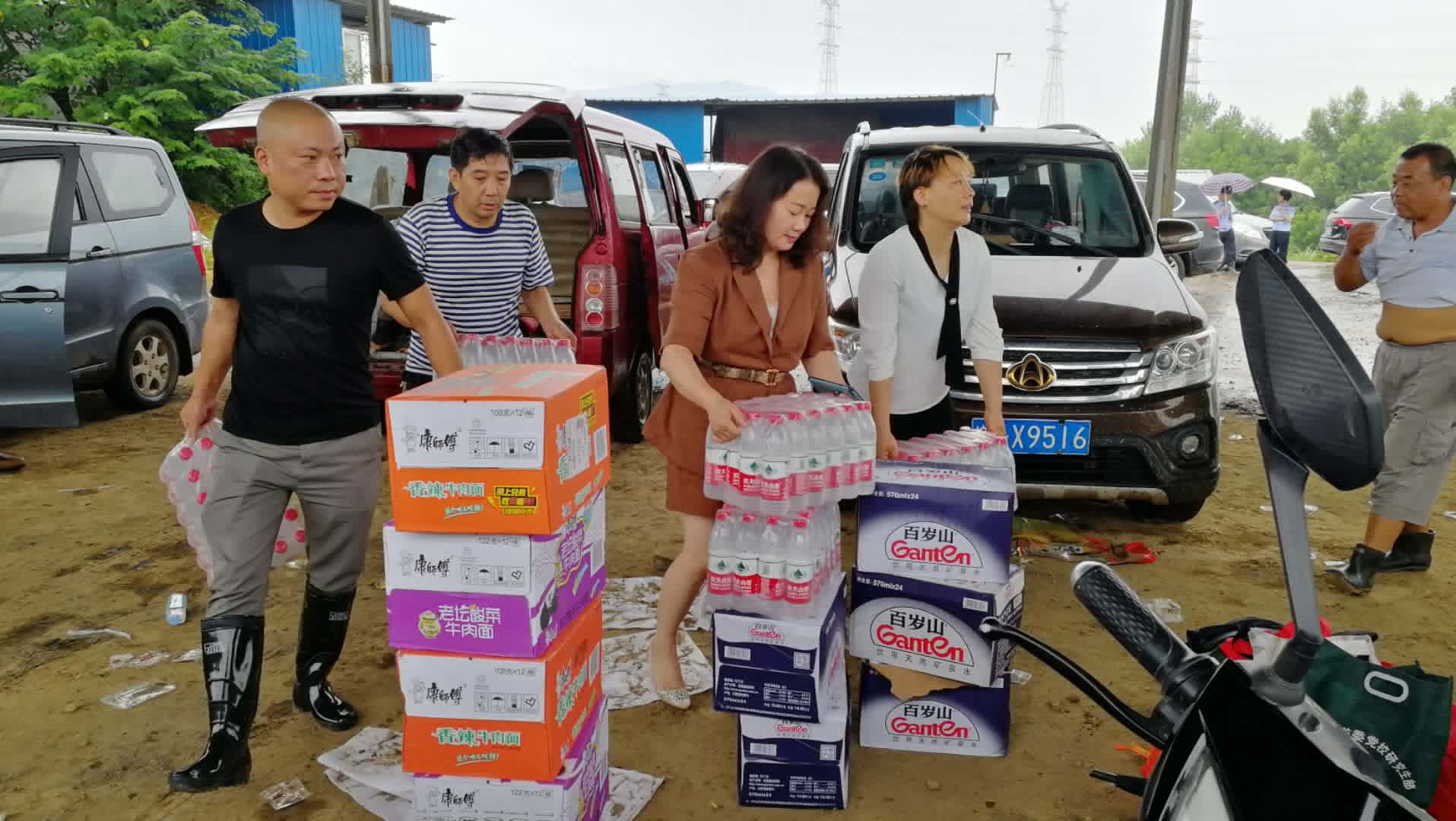 人大代表给防汛前线捐赠物资