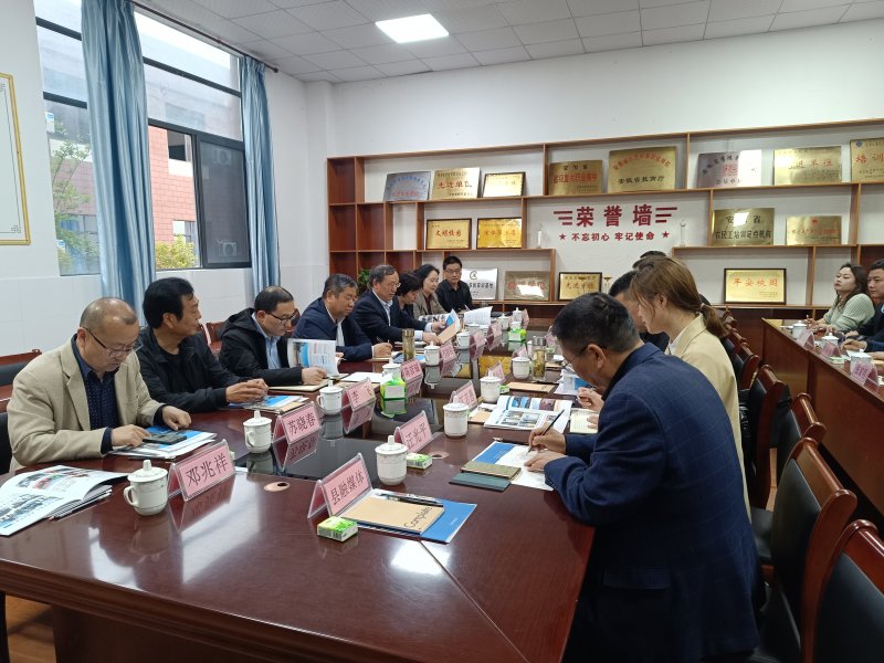 邵伟民率队视察全县职业教育发展情况