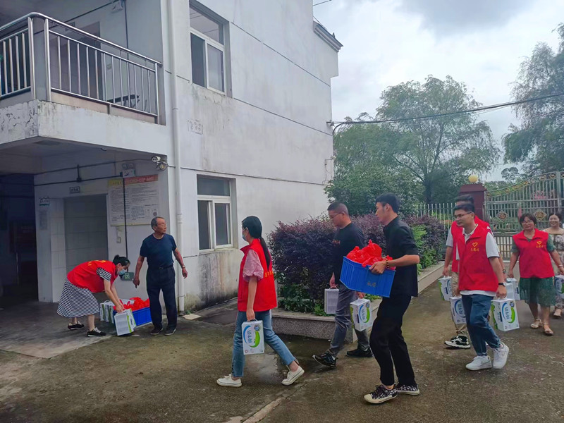  凉亭乡人大组织代表、爱心企业端午节慰 